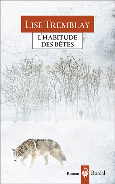 Page couverture du livre : un loup, l'hiver dans une forêt très blanche. À travers les arbres un peu éloignés, un discerne qu'un homme se tient calmement et regarde le loup.