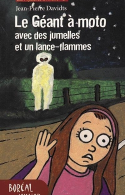 Le Géant à moto avec des jumelles et un lance-flammes