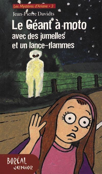Le géant à moto avec des jumelles et un lance-flammes